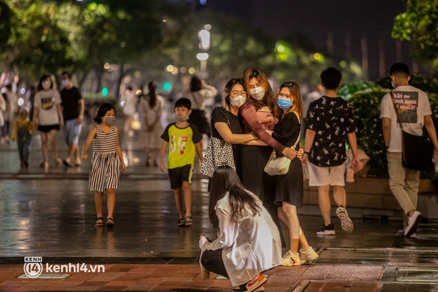 Sài Gòn đang khỏe lại: Mọi người nô nức đi dạo trung tâm thành phố ngày cuối tuần - Ảnh 15.