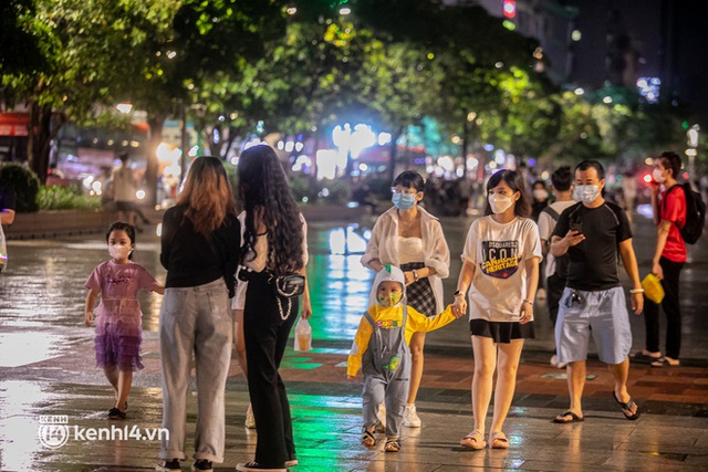 Sài Gòn đang khỏe lại: Mọi người nô nức đi dạo trung tâm thành phố ngày cuối tuần - Ảnh 16.