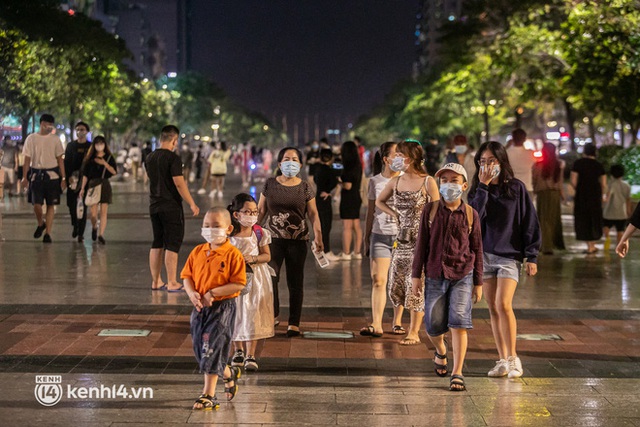 Sài Gòn đang khỏe lại: Mọi người nô nức đi dạo trung tâm thành phố ngày cuối tuần - Ảnh 17.