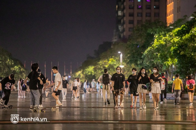 Sài Gòn đang khỏe lại: Mọi người nô nức đi dạo trung tâm thành phố ngày cuối tuần - Ảnh 18.