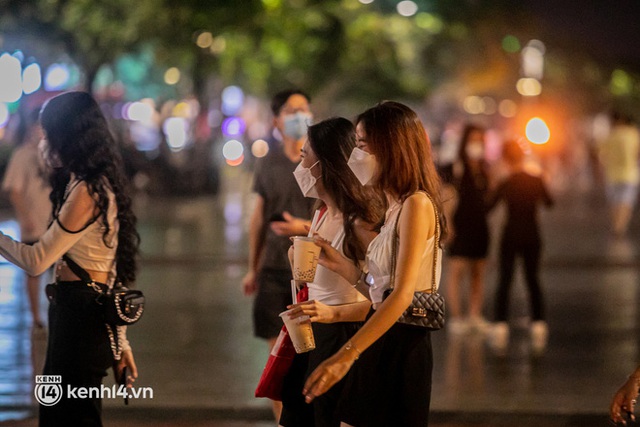 Sài Gòn đang khỏe lại: Mọi người nô nức đi dạo trung tâm thành phố ngày cuối tuần - Ảnh 19.