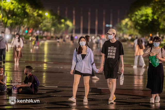 Sài Gòn đang khỏe lại: Mọi người nô nức đi dạo trung tâm thành phố ngày cuối tuần - Ảnh 20.