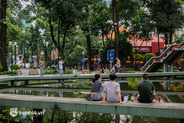 Sài Gòn đang khỏe lại: Mọi người nô nức đi dạo trung tâm thành phố ngày cuối tuần - Ảnh 3.