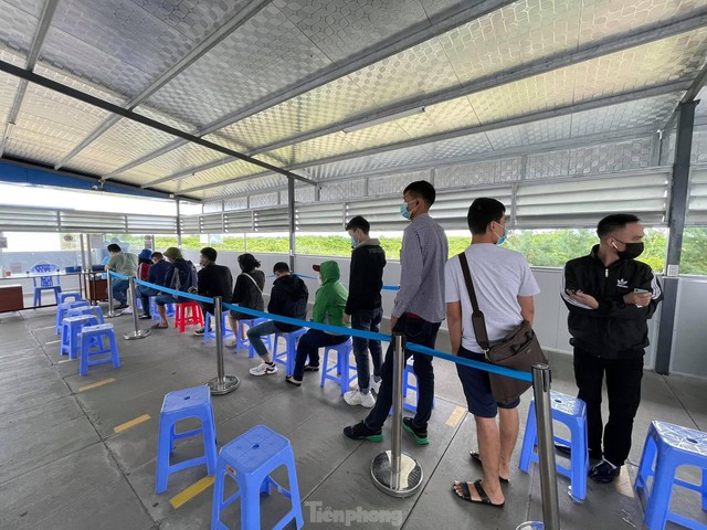 Người dân xếp hàng chờ khai báo y tế để vào Quảng Ninh - Ảnh 3.