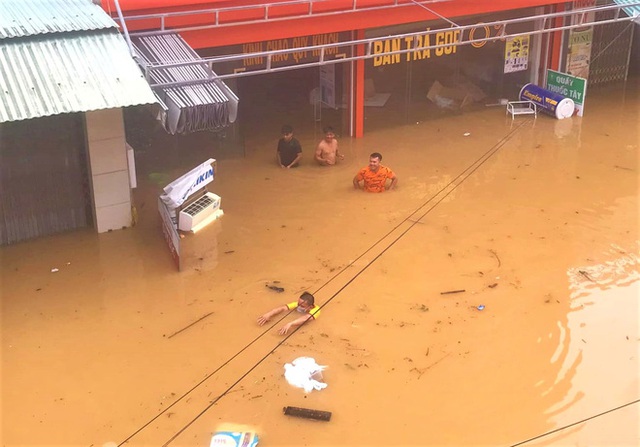 Ảnh: Toàn cảnh ngập lụt nhiều nơi ở miền Trung khiến 3 người mất tích, giao thông bị chia cắt - Ảnh 3.