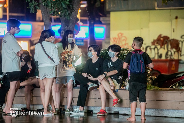 Sài Gòn đang khỏe lại: Mọi người nô nức đi dạo trung tâm thành phố ngày cuối tuần - Ảnh 21.