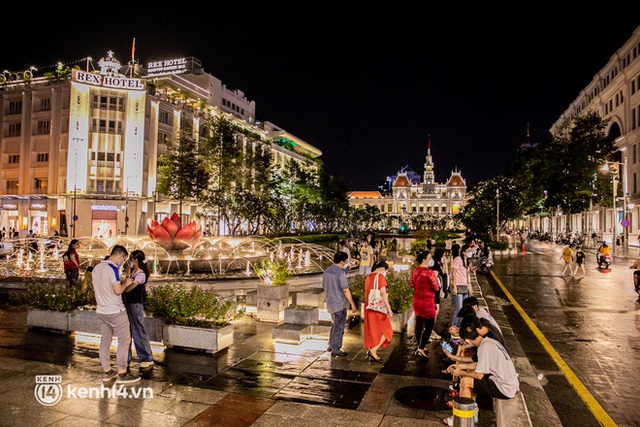 Sài Gòn đang khỏe lại: Mọi người nô nức đi dạo trung tâm thành phố ngày cuối tuần - Ảnh 23.