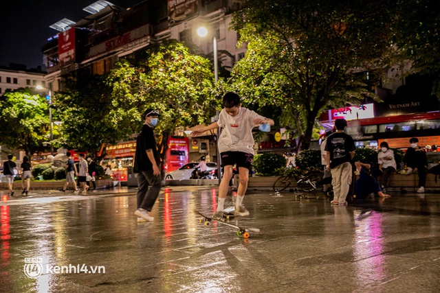 Sài Gòn đang khỏe lại: Mọi người nô nức đi dạo trung tâm thành phố ngày cuối tuần - Ảnh 24.