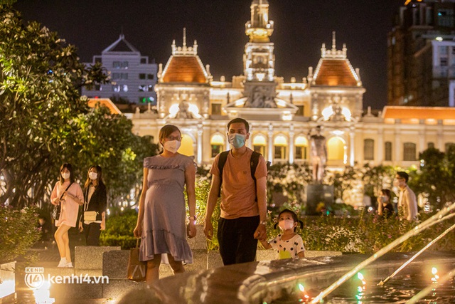 Sài Gòn đang khỏe lại: Mọi người nô nức đi dạo trung tâm thành phố ngày cuối tuần - Ảnh 25.