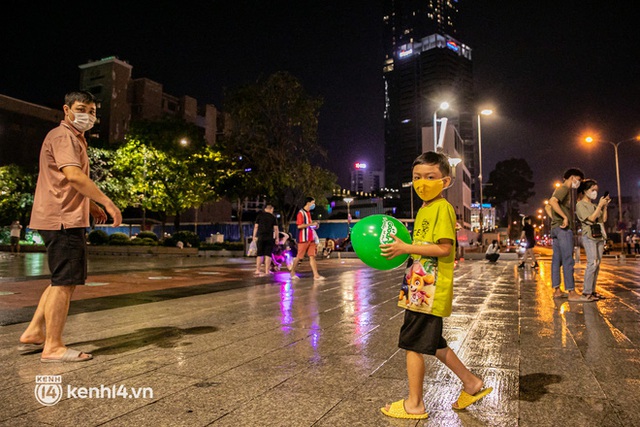 Sài Gòn đang khỏe lại: Mọi người nô nức đi dạo trung tâm thành phố ngày cuối tuần - Ảnh 26.