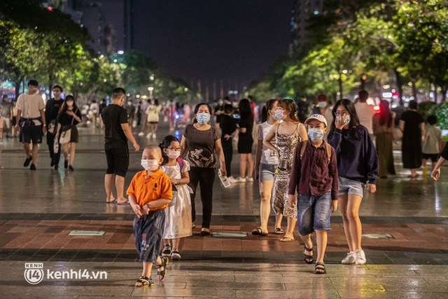 Sài Gòn đang khỏe lại: Mọi người nô nức đi dạo trung tâm thành phố ngày cuối tuần - Ảnh 27.