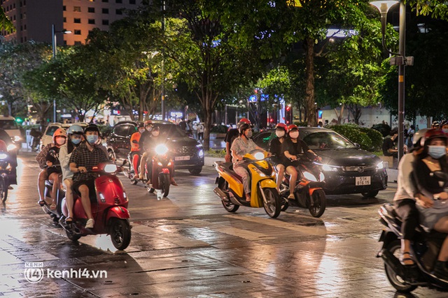 Sài Gòn đang khỏe lại: Mọi người nô nức đi dạo trung tâm thành phố ngày cuối tuần - Ảnh 29.