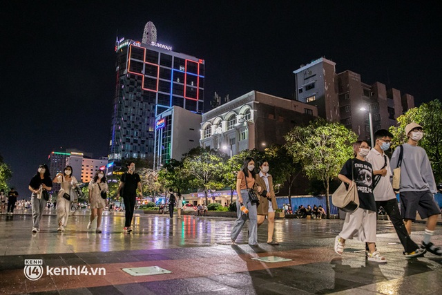 Sài Gòn đang khỏe lại: Mọi người nô nức đi dạo trung tâm thành phố ngày cuối tuần - Ảnh 30.