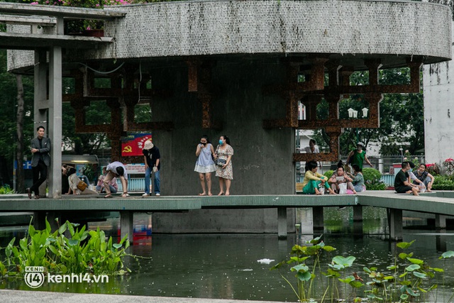 Sài Gòn đang khỏe lại: Mọi người nô nức đi dạo trung tâm thành phố ngày cuối tuần - Ảnh 4.