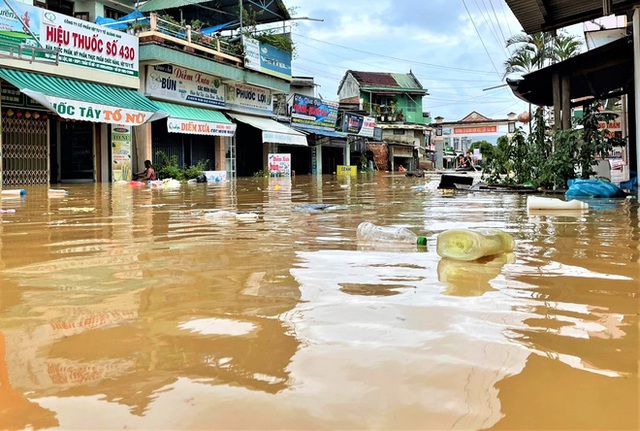 Ảnh: Toàn cảnh ngập lụt nhiều nơi ở miền Trung khiến 3 người mất tích, giao thông bị chia cắt - Ảnh 5.