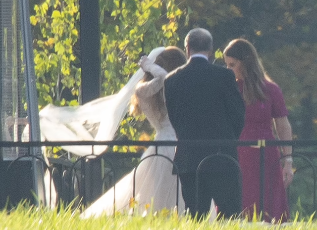 Tỷ phú Bill Gates cùng vợ cũ làm lành, dắt tay con gái trong hôn lễ đẹp như mơ - Ảnh 6.