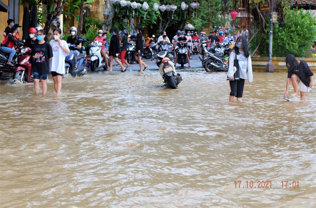 Ảnh: Toàn cảnh ngập lụt nhiều nơi ở miền Trung khiến 3 người mất tích, giao thông bị chia cắt - Ảnh 7.