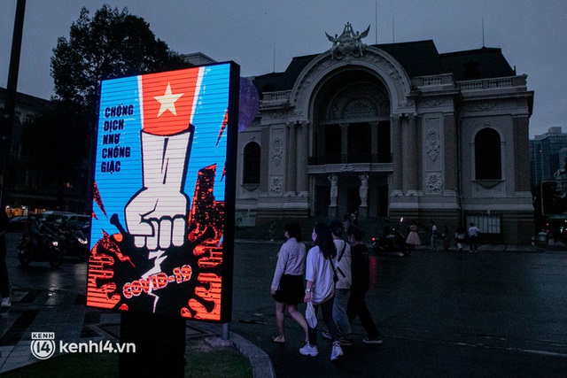 Sài Gòn đang khỏe lại: Mọi người nô nức đi dạo trung tâm thành phố ngày cuối tuần - Ảnh 9.