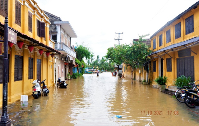 Ảnh: Toàn cảnh ngập lụt nhiều nơi ở miền Trung khiến 3 người mất tích, giao thông bị chia cắt - Ảnh 9.