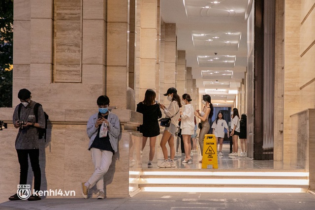 Sài Gòn đang khỏe lại: Mọi người nô nức đi dạo trung tâm thành phố ngày cuối tuần - Ảnh 10.