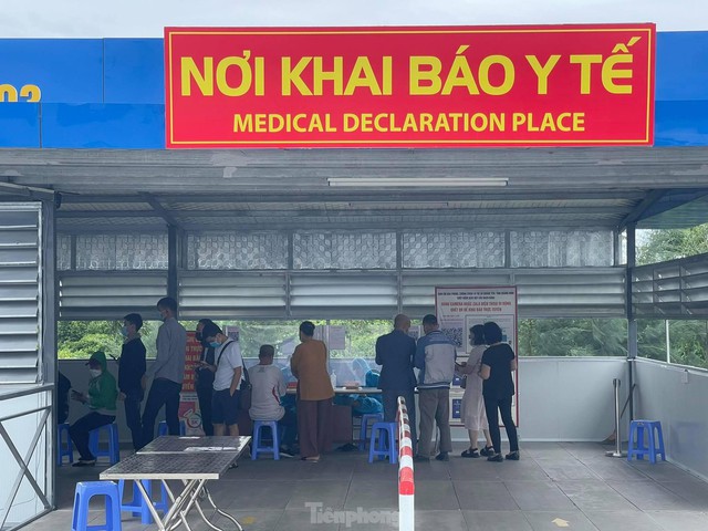 Người dân xếp hàng chờ khai báo y tế để vào Quảng Ninh - Ảnh 10.