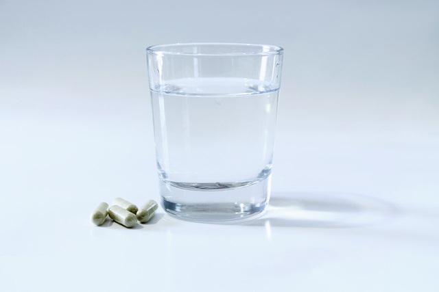 Phải nhớ uống nhiều nước khi dùng 5 loại thuốc này, vừa tăng hiệu quả chữa bệnh, lại tránh gây hại cho thận - Ảnh 1.