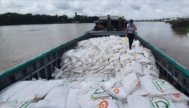 Vụ 100 tấn đường cát nhậu lậu: Bắt tạm giam cán bộ Cục Hải quan tỉnh An Giang  - Ảnh 2.