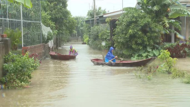  Hà Tĩnh - Quảng Bình: Nước lũ bủa vây, người dân chèo thuyền đi lại trên phố  - Ảnh 22.