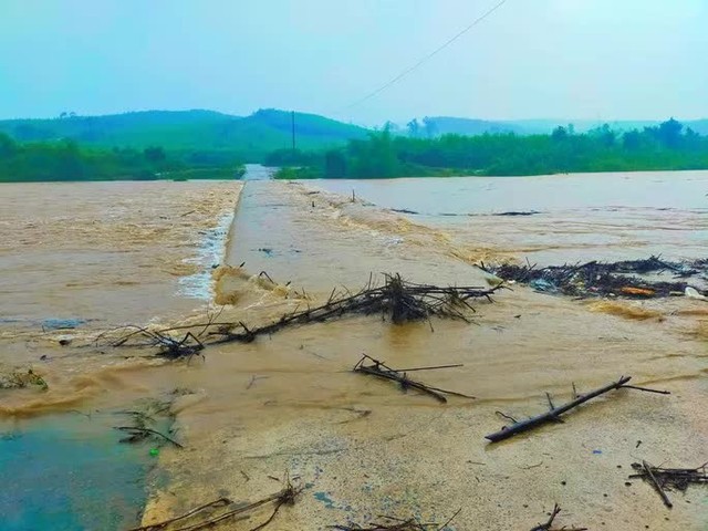  Hà Tĩnh - Quảng Bình: Nước lũ bủa vây, người dân chèo thuyền đi lại trên phố  - Ảnh 23.