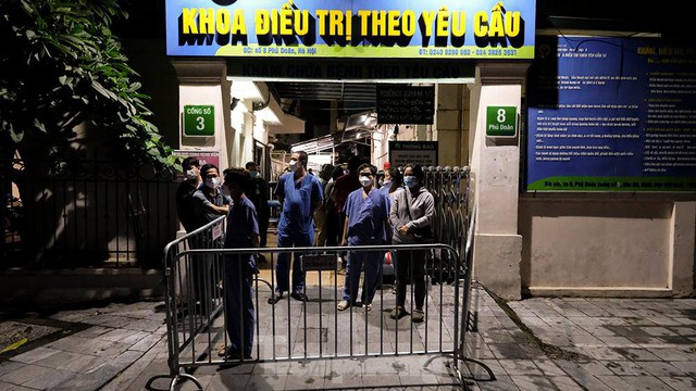Khoảnh khắc dỡ phong toả bệnh viện Việt Đức, người dân vui mừng về nhà ngay trong đêm - Ảnh 11.