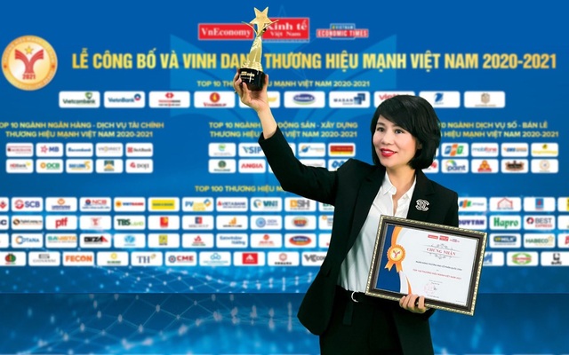 Bà Dương Thị Lệ Hà – Quyền Tổng Giám đốc NCB nhận giải thưởng TOP 100 Thương hiệu mạnh Việt Nam 2021.