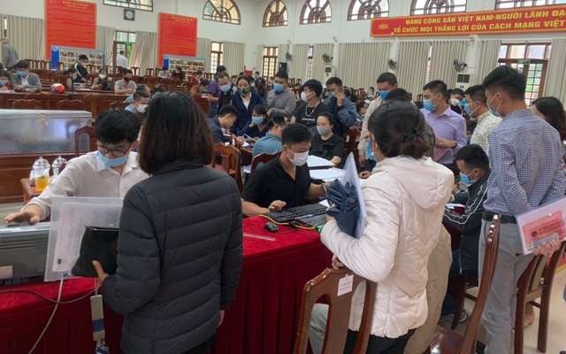 Quang cảnh buổi đăng ký tham dự đấu giá tại huyện Thanh Oai (Hà Nội).