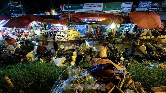 Chợ hoa lớn nhất Hà Nội tấp nập trước ngày 20/10 - Ảnh 2.