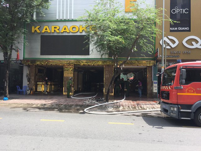  Khói lửa bao trùm quán karaoke ở trung tâm TPHCM  - Ảnh 3.