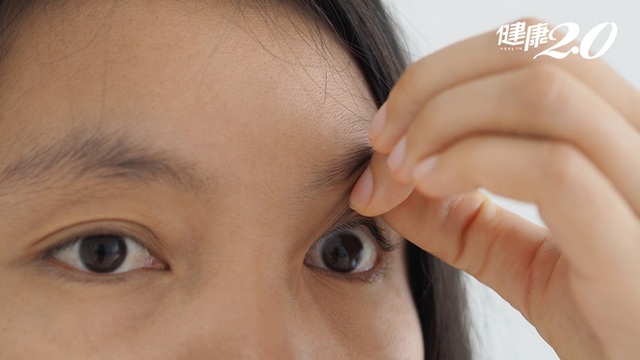 Không phải điềm lành hay gở, mắt chớp liên tục, mí mắt giật giật là dấu hiệu cảnh báo 6 nguy cơ sức khỏe - Ảnh 1.