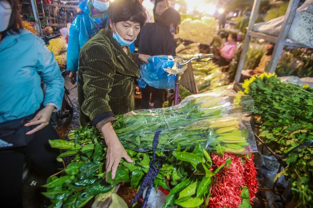 Chợ hoa lớn nhất Hà Nội tấp nập trước ngày 20/10 - Ảnh 12.