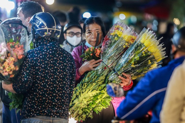 Chợ hoa lớn nhất Hà Nội tấp nập trước ngày 20/10 - Ảnh 14.
