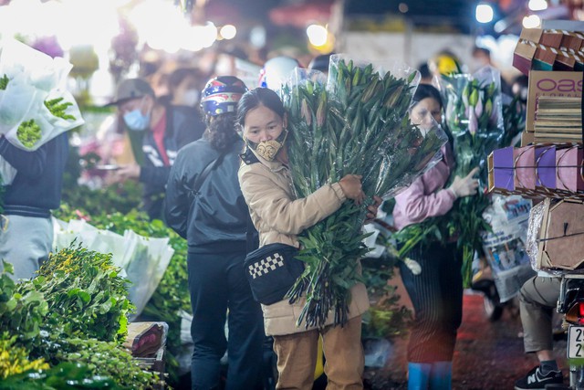 Chợ hoa lớn nhất Hà Nội tấp nập trước ngày 20/10 - Ảnh 18.