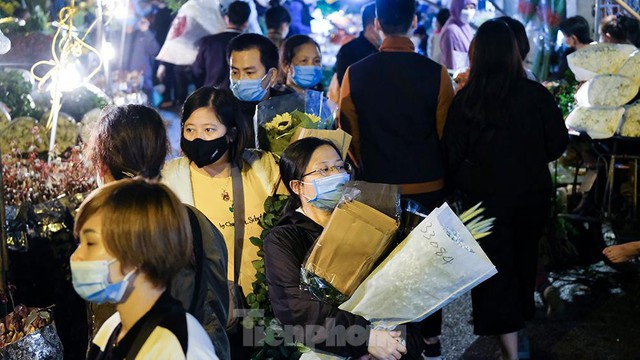 Chợ hoa lớn nhất Hà Nội tấp nập trước ngày 20/10 - Ảnh 3.
