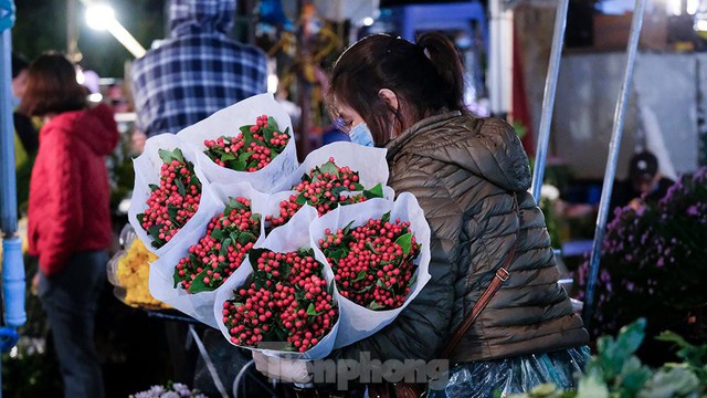 Chợ hoa lớn nhất Hà Nội tấp nập trước ngày 20/10 - Ảnh 4.