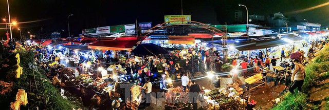 Chợ hoa lớn nhất Hà Nội tấp nập trước ngày 20/10 - Ảnh 7.