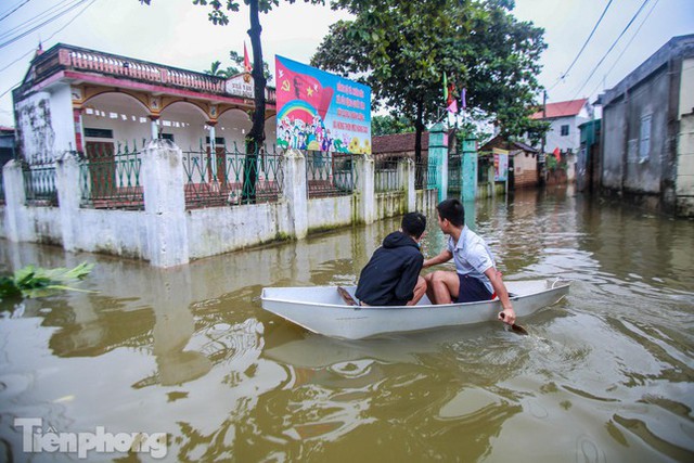  Cận cảnh hơn trăm hộ dân ở Hà Nội bị cô lập giữa biển nước  - Ảnh 7.