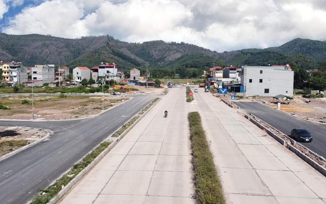 Đất thôn quê nóng sốt, đấu giá sôi sùng sục, trúng rồi... bỏ cọc 'chạy làng' hàng trăm tỷ