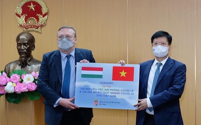 Thứ trưởng Bộ Y tế Trương Quốc Cường thay mặt lãnh đạo Bộ Y tế tiếp nhận 100.000 liều vaccine COVID-19 AstraZeneca và 100.000 bộ kit xét nghiệm nhanh từ Đại sứ Hungary tại Việt Nam Öry Csaba - Ảnh: VGP/Trần Minh