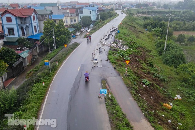 Mưa lớn kéo dài, nhiều đoạn đê sông Đáy nứt toác, sụt lú - Ảnh 1.