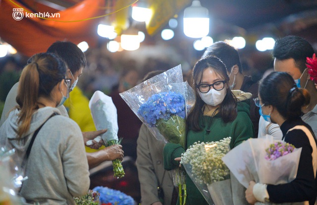 Chợ hoa lớn nhất Hà Nội ngày 20/10: Người dân ùn ùn đi mua hoa khiến cả đoạn đường ùn tắc dài trong đêm - Ảnh 11.