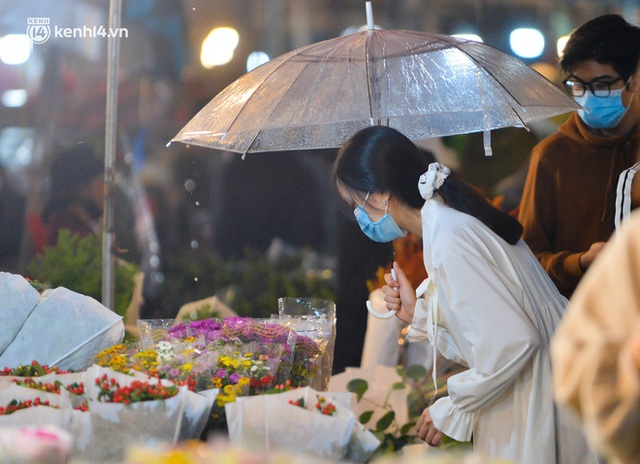 Chợ hoa lớn nhất Hà Nội ngày 20/10: Người dân ùn ùn đi mua hoa khiến cả đoạn đường ùn tắc dài trong đêm - Ảnh 12.