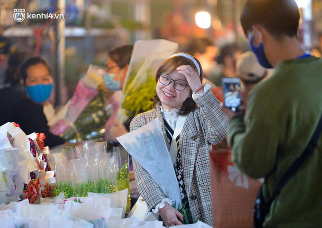 Chợ hoa lớn nhất Hà Nội ngày 20/10: Người dân ùn ùn đi mua hoa khiến cả đoạn đường ùn tắc dài trong đêm - Ảnh 13.