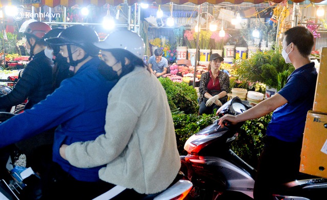Chợ hoa lớn nhất Hà Nội ngày 20/10: Người dân ùn ùn đi mua hoa khiến cả đoạn đường ùn tắc dài trong đêm - Ảnh 14.