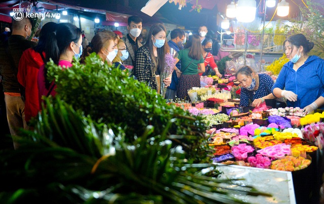 Chợ hoa lớn nhất Hà Nội ngày 20/10: Người dân ùn ùn đi mua hoa khiến cả đoạn đường ùn tắc dài trong đêm - Ảnh 15.